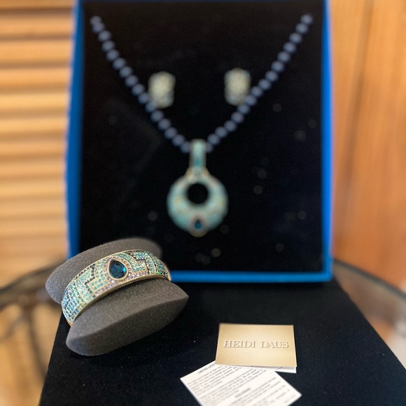 Heidi Daus Navy & Aqua Pearl & Crystal Necklace/Bracelet/Earrings Set NWT 💙💎 - Picture 10 of 12